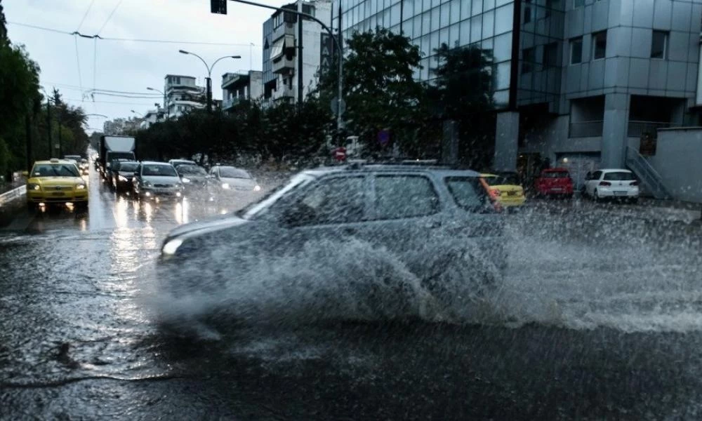 Στυλίδα: Εμφανίστηκε ο Batman-Τι έκανε για να γλιτώσει από τη βροχή(βίντεο)